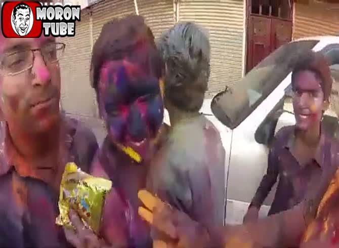 Video :A couple discovers the risks of India's Holi holiday the hard way